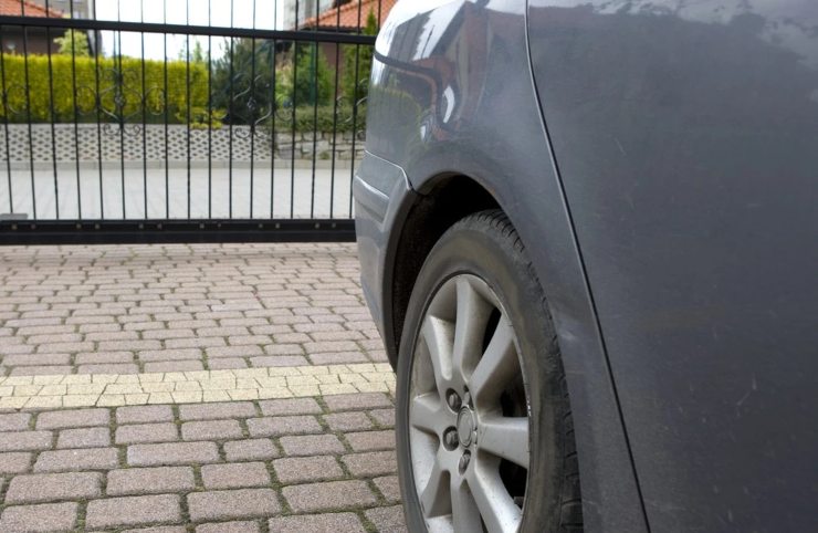 Auto parcheggiata davanti ad una cancellata