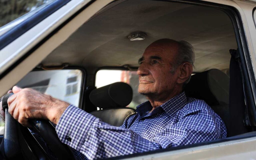 70enne alla guida di un'auto