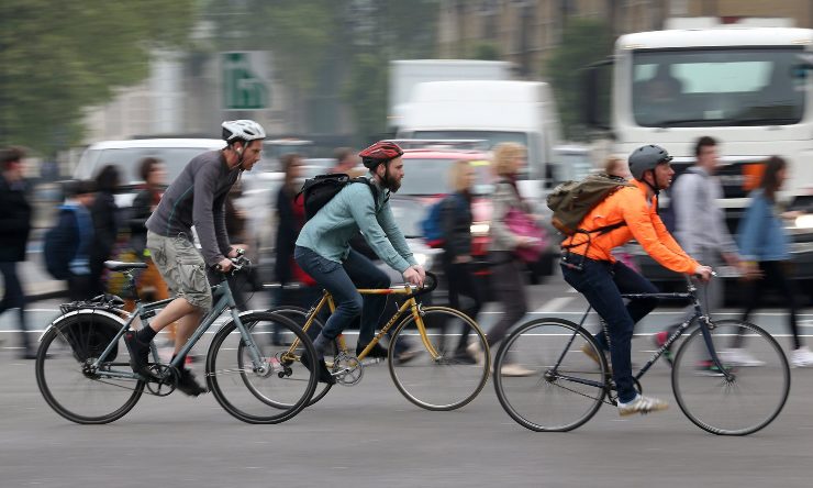 Persone in bicicletta