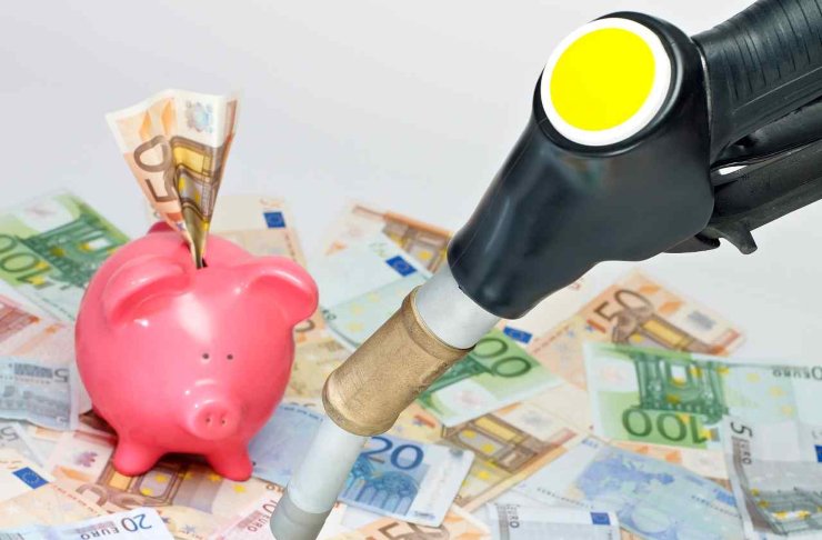 Pompa di benzina, banconote euro e salvadanaio