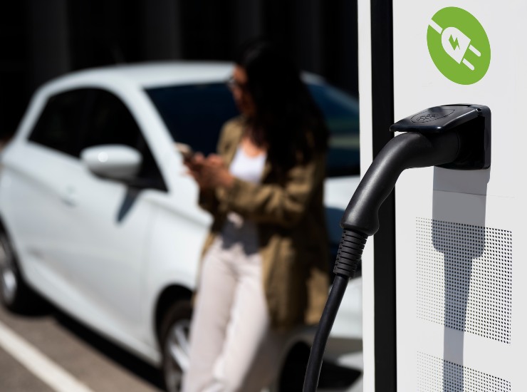 Quante colonnine elettriche ci sono in autostrada - fonte Freepik - mobilitasostenibile.it