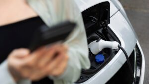 Regole auto elettrica - fonte Freepik - mobilitasostenibile.it