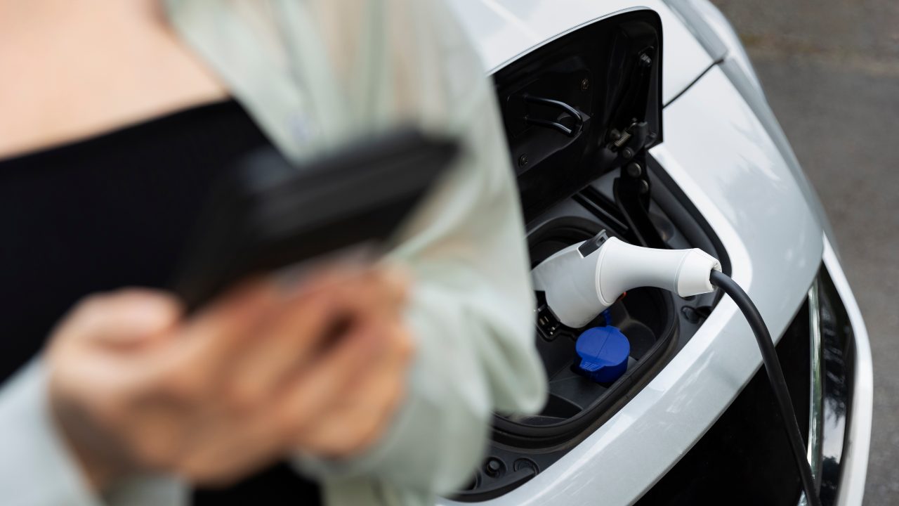 Regole auto elettrica - fonte Freepik - mobilitasostenibile.it