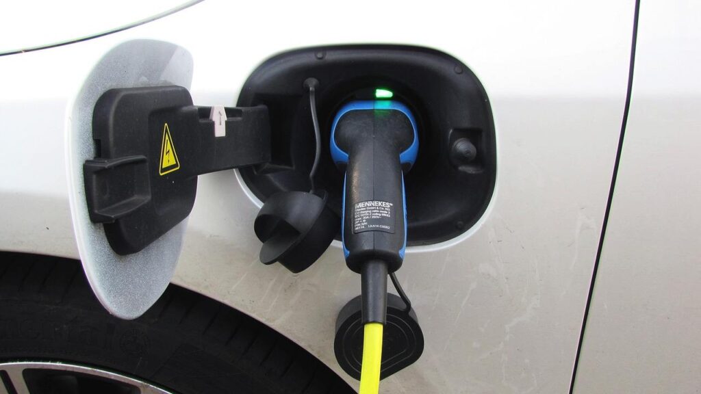 Ricarica auto elettrica - fonte Freepik - mobilitasostenibile.it