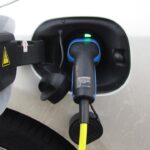 Ricarica auto elettrica - fonte Freepik - mobilitasostenibile.it