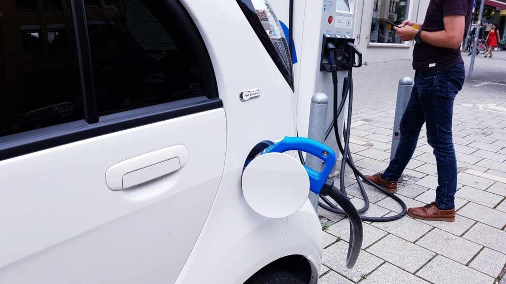 Ricarica auto elettrica - fonte Pixabay - mobilitasostenibile.it