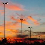 Ricarica con i lampioni - fonte Pexels - mobilitasostenibile.it