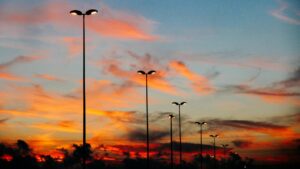 Ricarica con i lampioni - fonte Pexels - mobilitasostenibile.it