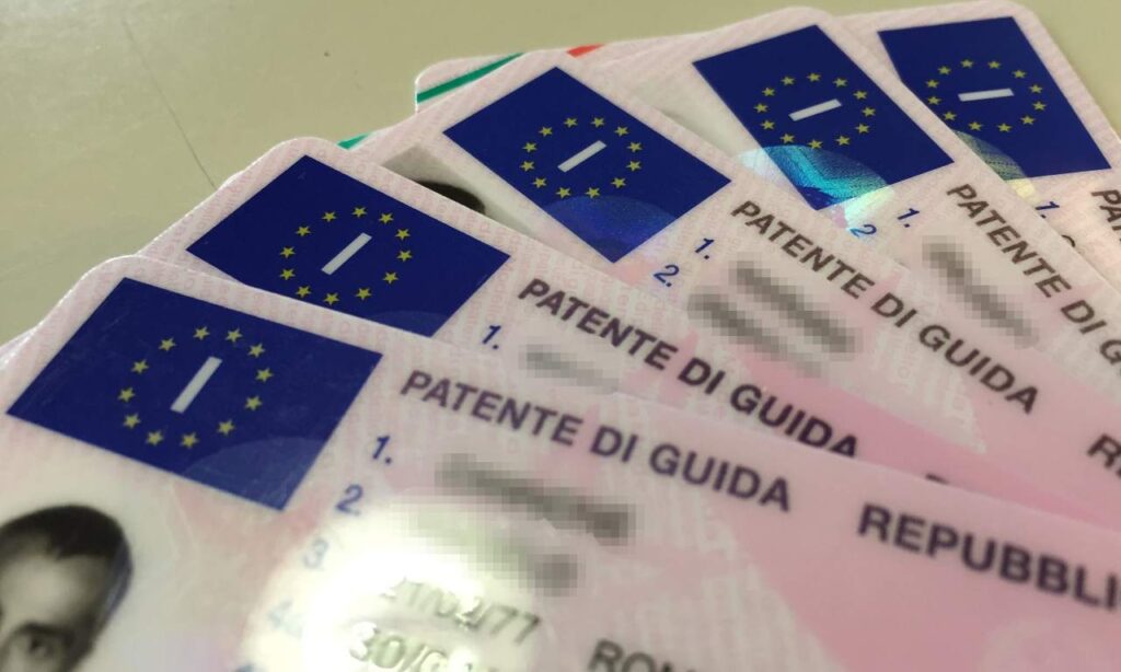 4 patenti di guida di persone over 65