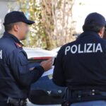 Polizia che fa una sanzione a un'automobilista