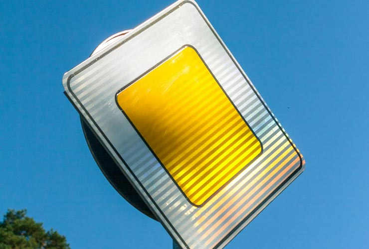 Segnale stradale giallo