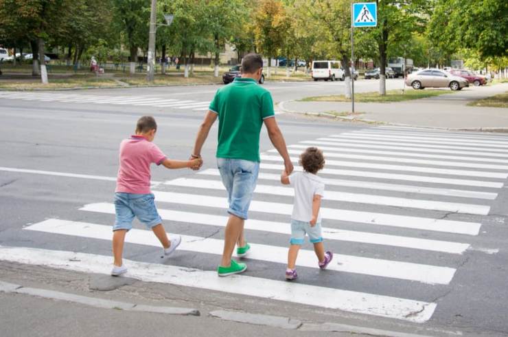 Papà e figlio sulle strisce pedonali