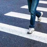 Uomo che attraversa sulle strisce pedonali