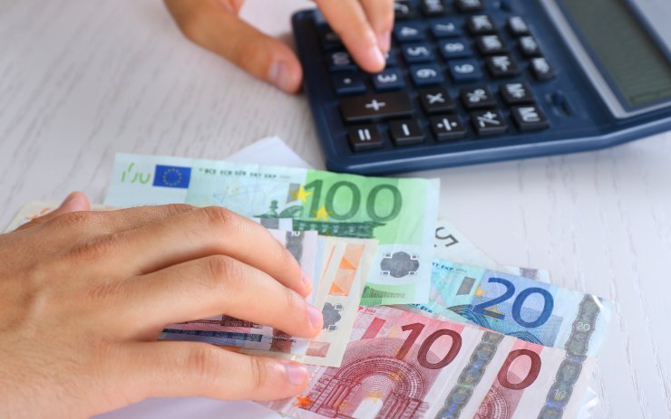 calcolatrice e banconote euro