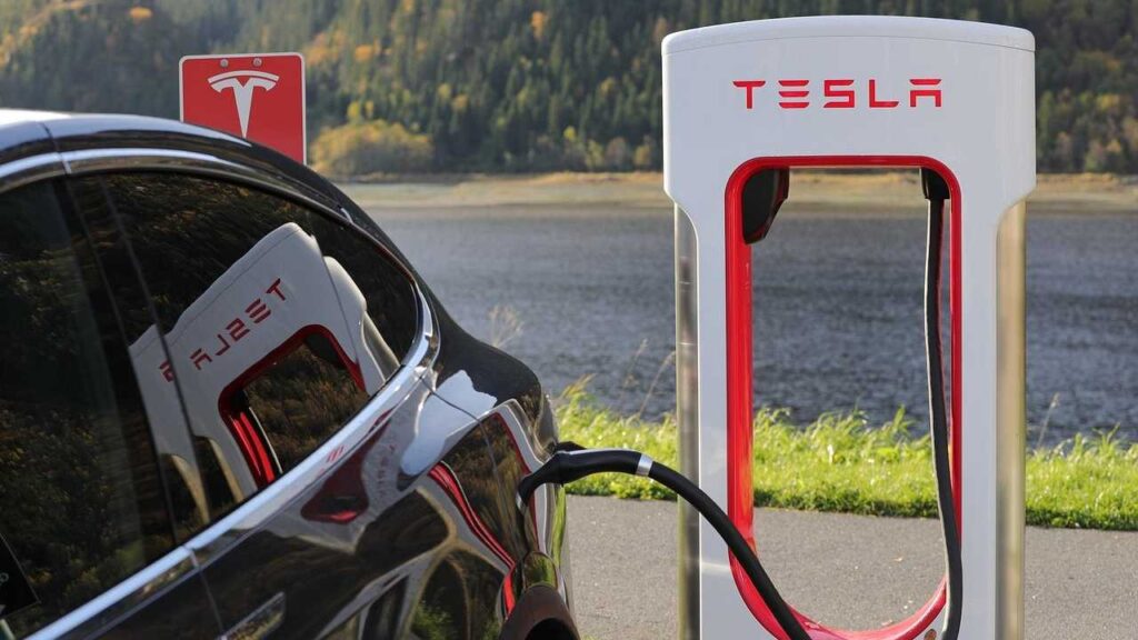 Tesla - fonte Pixabay - mobilitasostenibile.it