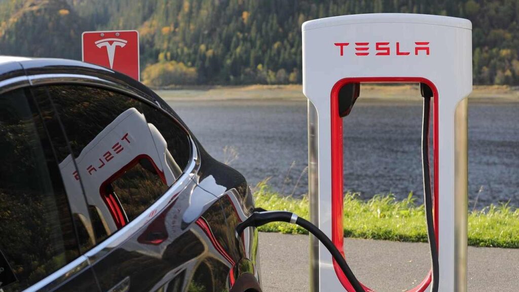 Tesla - fonte Pixabay - mobilitasostenibile.it