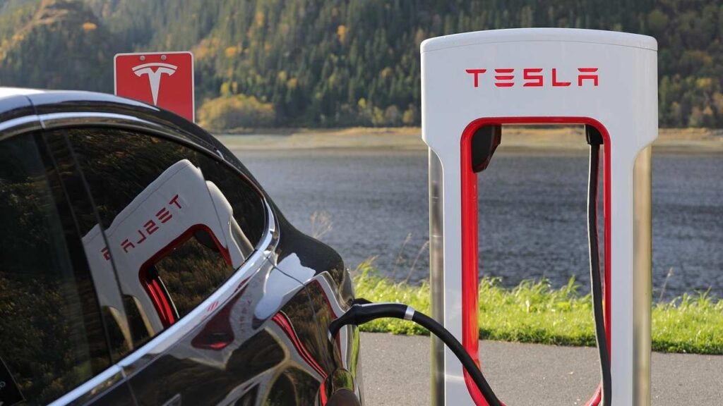 Tesla - fonte Pixabay - mobilitasostenibile.it