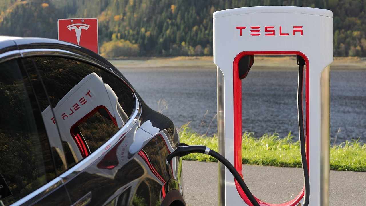 Tesla regina delle auto elettriche - fonte Pixabay - mobilitasostenibile.it