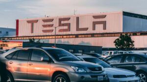 Tesla sotto attacco - fonte Pexels - mobilitasostenibile.it