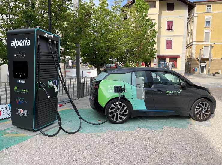 Una colonnina di ricarica di Alpitronic - fonte Facebook - mobilitasostenibile.it