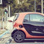 Un'auto elettrica durante la ricarica - fonte Pixabay - mobilitasostenibile.it