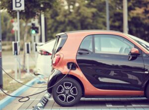 Un'auto elettrica durante la ricarica - fonte Pixabay - mobilitasostenibile.it