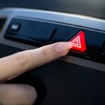 donna che schiaccia le quattro frecce dell'auto