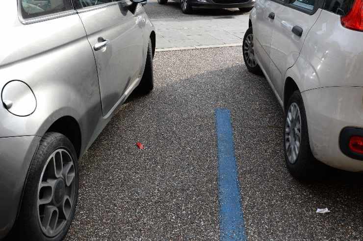 Strisce blu parcheggio