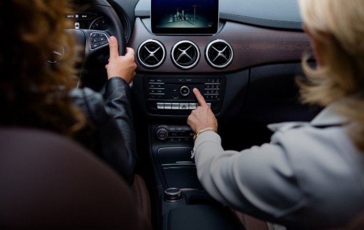 Passeggero auto che controlla i dispositivi di sicurezza auto