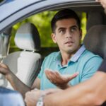 Conducente che chiede spiegazioni all'agente durante un posto di blocco
