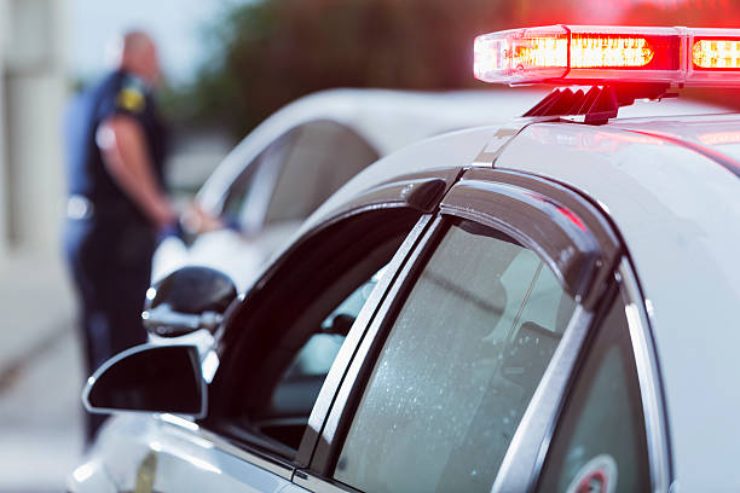 Agente di polizia che controlla un conducente