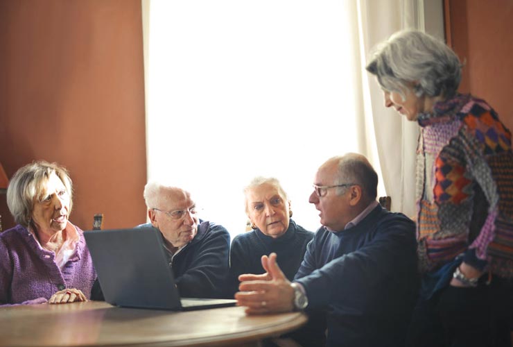 Anziani-Foto-di-Andrea-Piacquadio-da-Pexels-MobilitàSostenibile