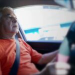 65enne perplesso alla guida