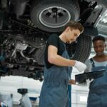 Due meccanici che leggono la scheda dell'auto