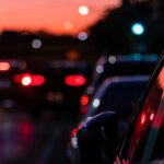 Auto-di-notte-Foto-di-thevibrantmachine-da-Pexels-MobilitàSostenibile