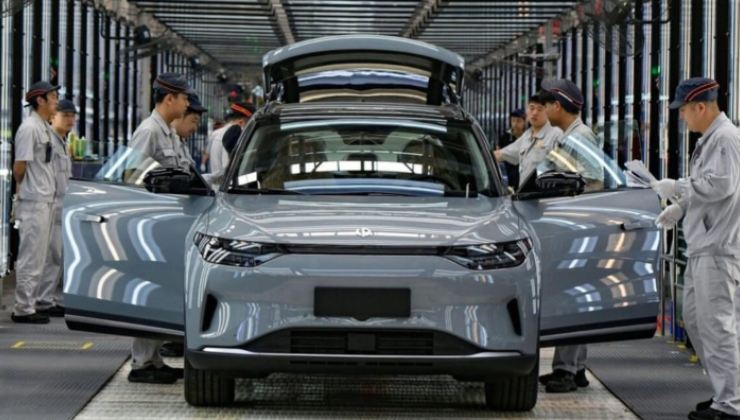 Auto elettrica in fabbrica