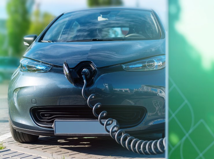 Auto elettrica durante la ricarica - fonte Freepik - mobilitasostenibile.it