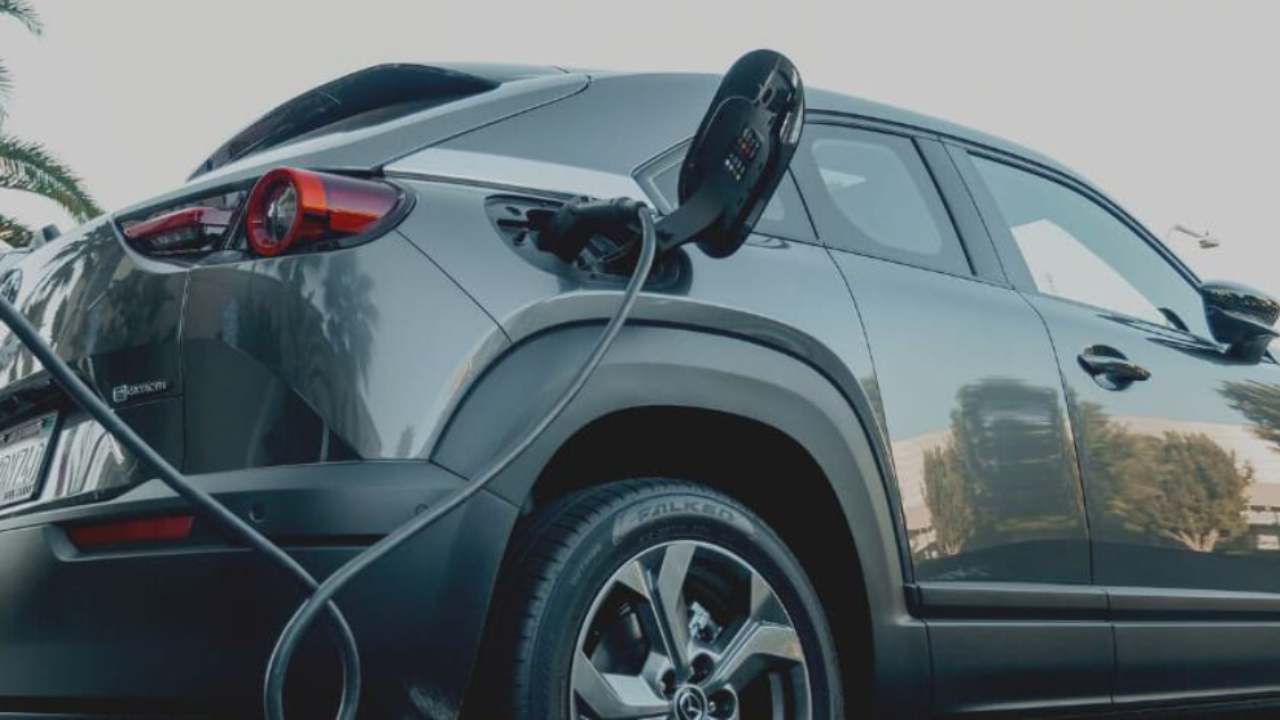 Auto elettrica in ricarica