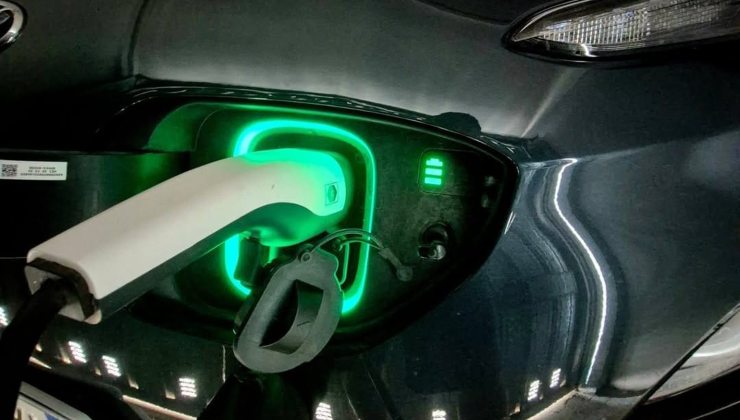 Auto elettrica in ricarica