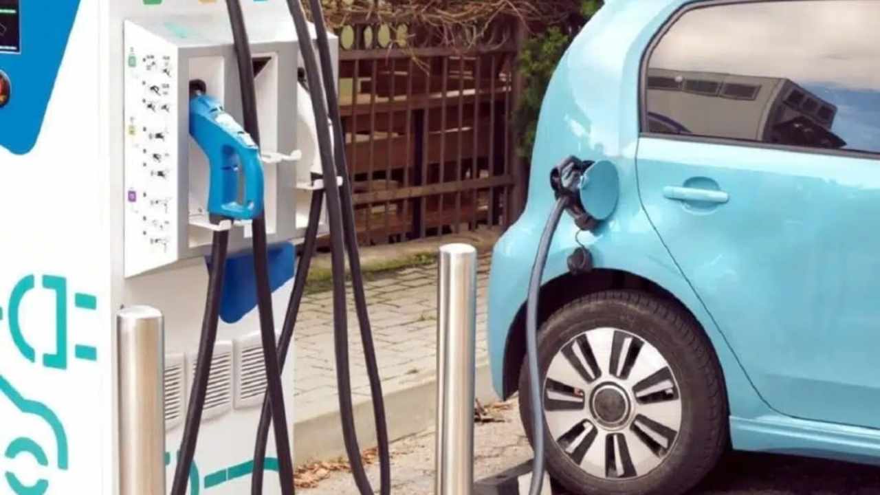 Auto elettrica in ricarica