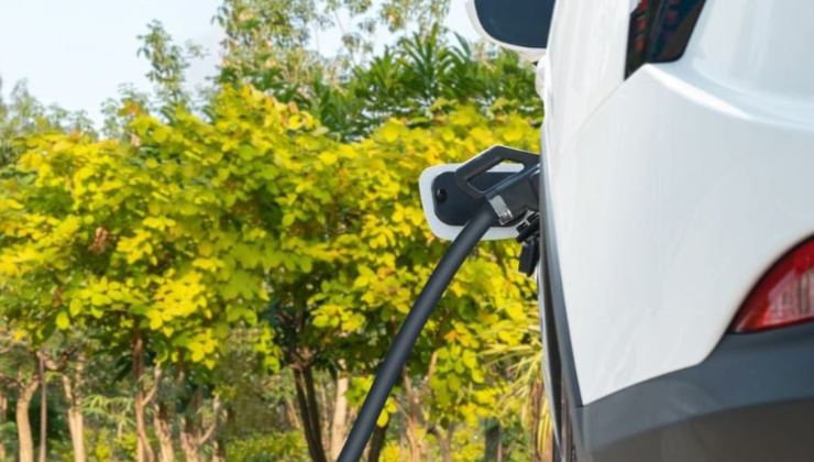 Auto elettrica in ricarica