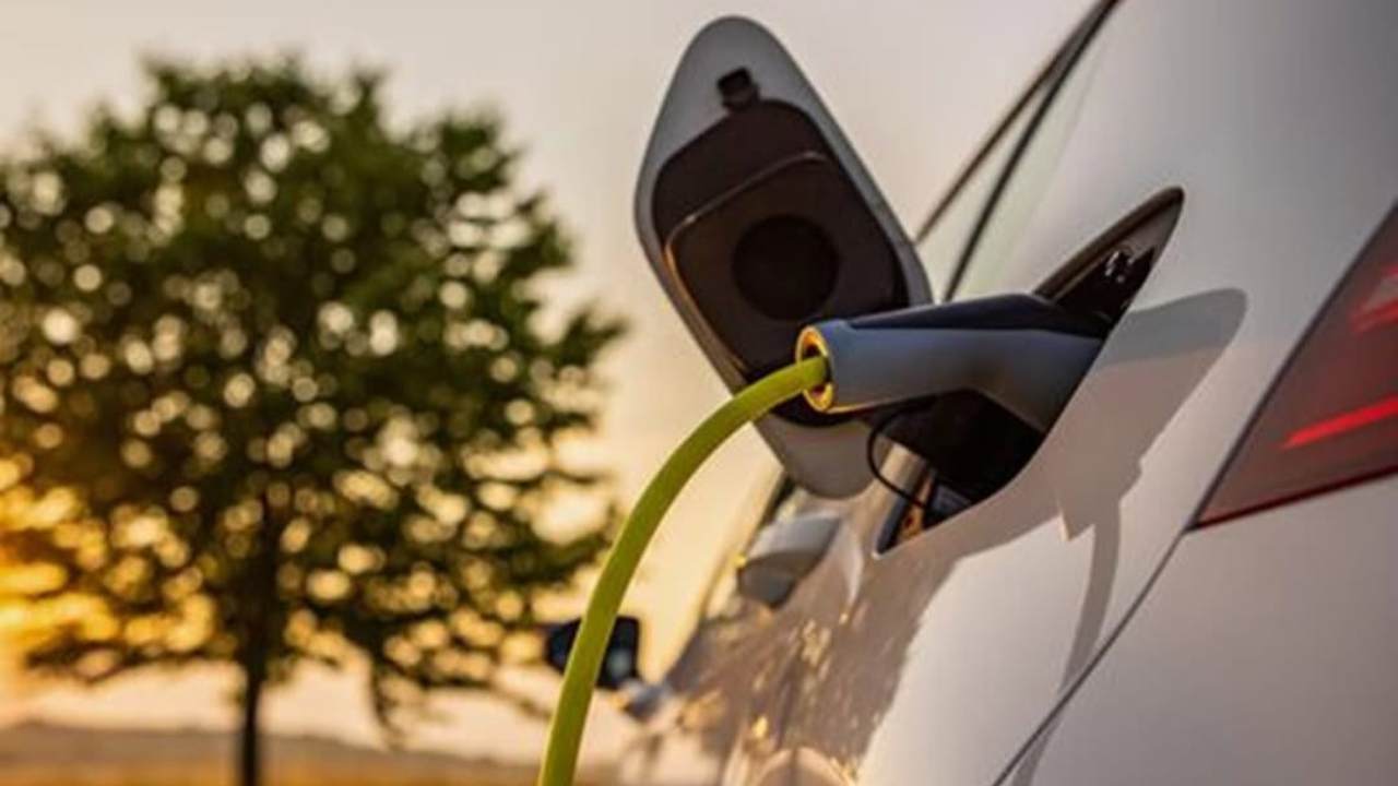 Auto elettrica in ricarica