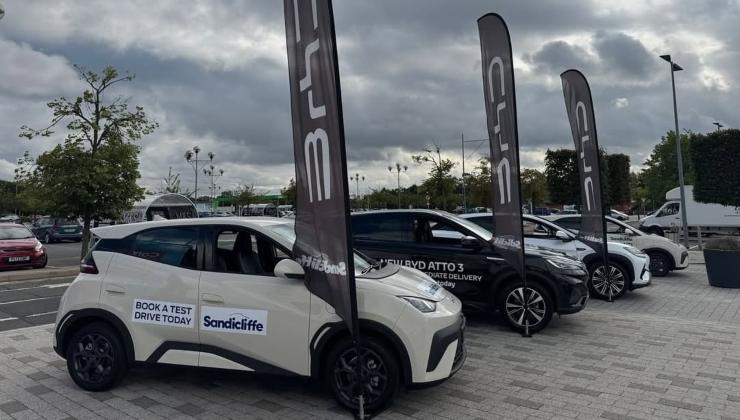 Auto elettriche BYD in esposizione