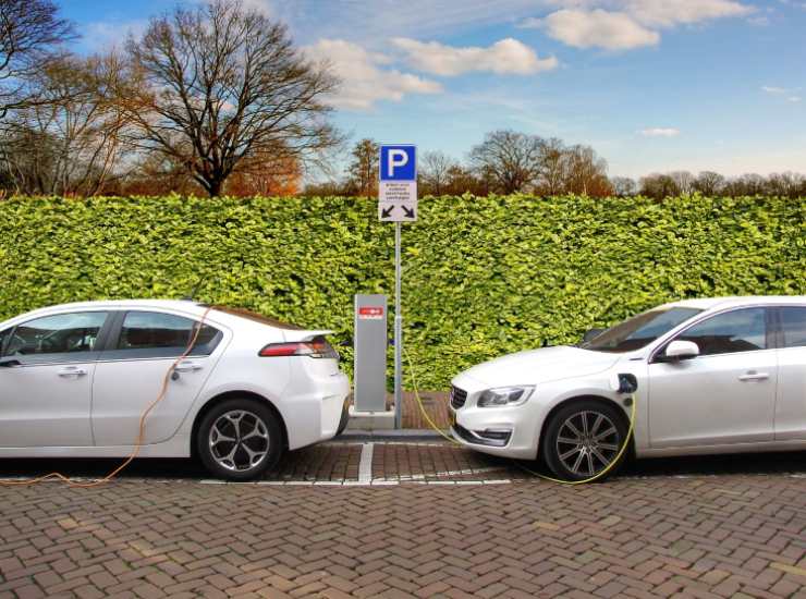 Auto elettriche durante la ricarica - fonte Freepik - mobilitasostenibile.it