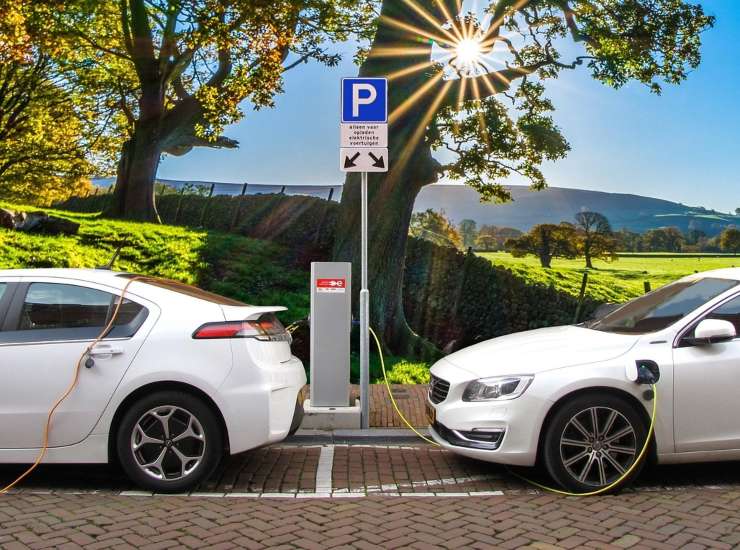 Auto elettriche parcheggiate durante la ricarica - fonte Pixabay - mobilitasostenibile.it