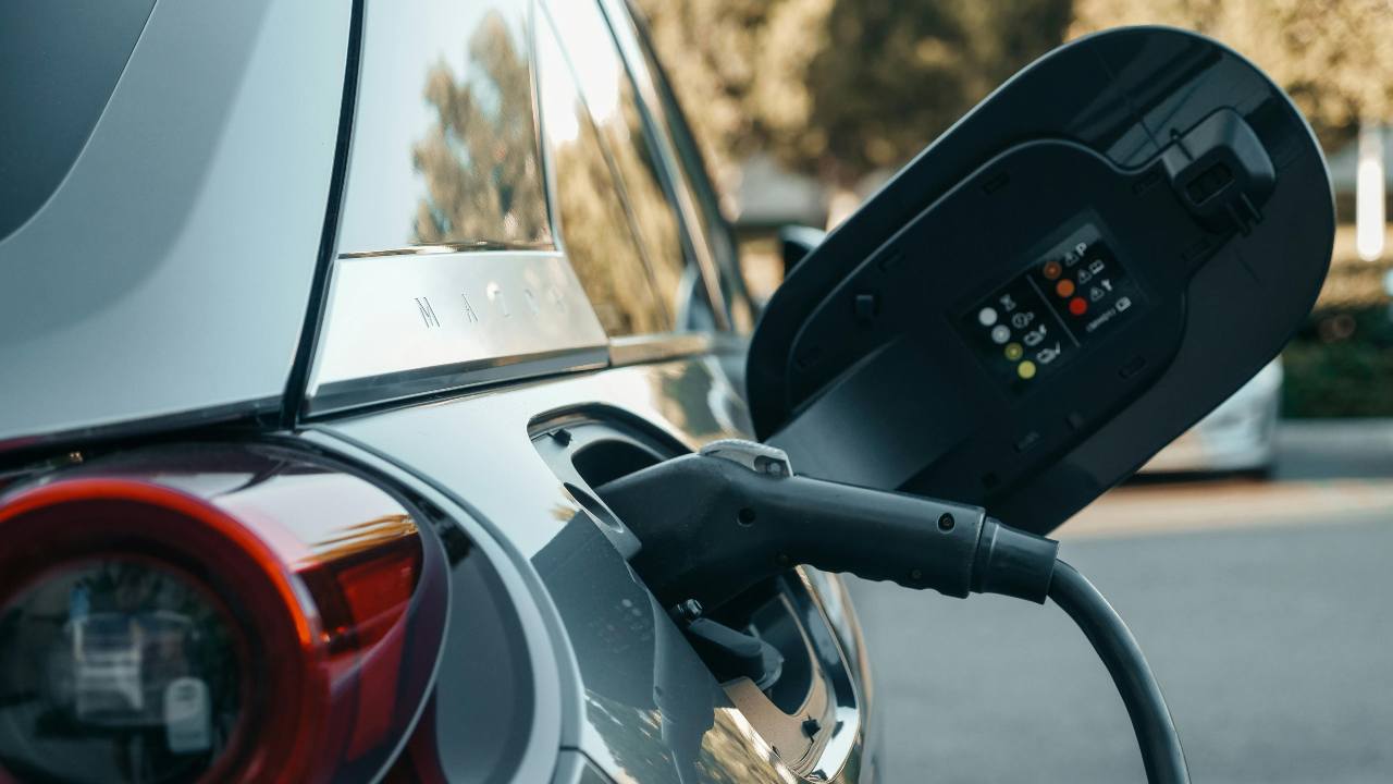 Auto ibrida - fonte Pexels - mobilitasostenibile.it