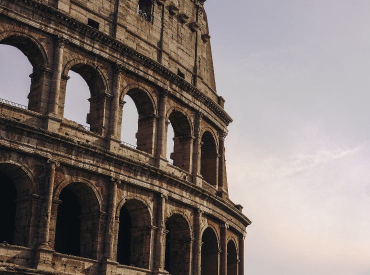 Auto ibride e Roma, scoppia il caso - fonte Freepik - mobilitasostenibile.it