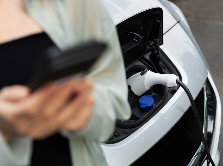 Auto ibride e Ztl a Roma, il caso - fonte Freepik - mobilitasostenibile.it