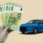 Illustrazione mano che tiene banconote da 100€ e auto blu accanto