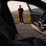 Pilota fuori dall'auto
